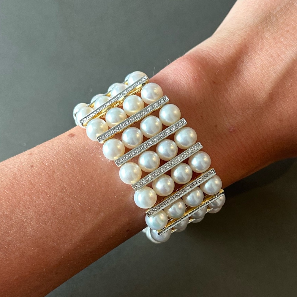 One 18 karat yellow gold bracelet with 20 rows of four cultured pearls